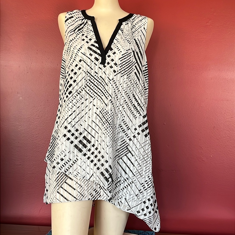 Like new White House black market sleeveless lined black and white dressy top
